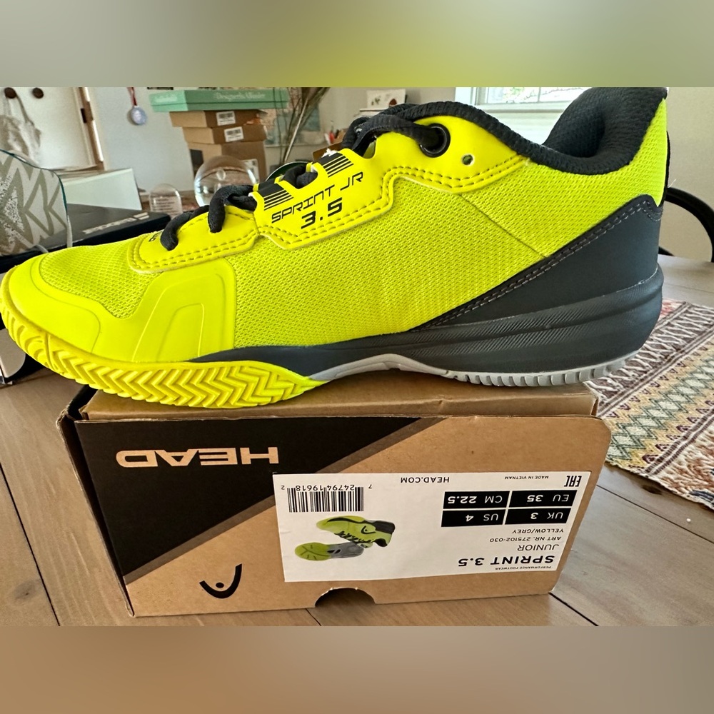 Head junior tennis court shoes, size 4, NIB